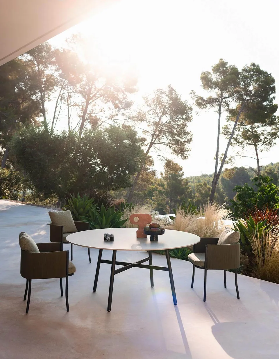 RODA Gamma round dining table, Italian outdoor furniture